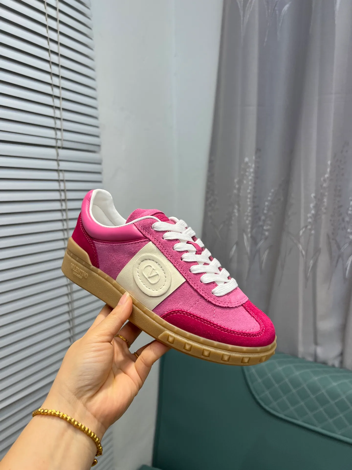 Men's shoes 💰620 👉🌹🌹VALENTINO counter synchronized new low-top casual sports shoes 👍Professional and high-end, perfect replica, first-class quality! 👍All made of original 1:1 materials, exclusive mold opening! 👍High mercerized cowhide fabric 👍TPU outsole, comfortable and wear-resistant, brand injection insole, 👍Full set of high-end counter packaging 👍All details are customized with 1:1 mold, striving for perfection! 👍Couple style female 35-41, male 38-46 (female 41, male 45 46 customized)